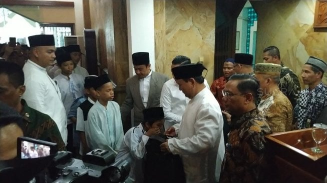 Hari Pertama Kerja Menhan Prabowo Terima Anak Yatim dan Bagi-bagi Sumbangan