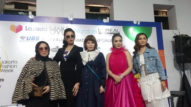 Bella Shofie bersama desainer lainnya saat menampilkan karya di ajang JFW 2019. [Yuliani/Suara.com]