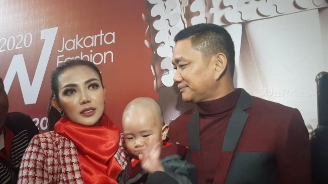 Bella Shofie bersama suami, Daniel Rigan dan putranya, Danillo. [Yuliani/Suara.com]