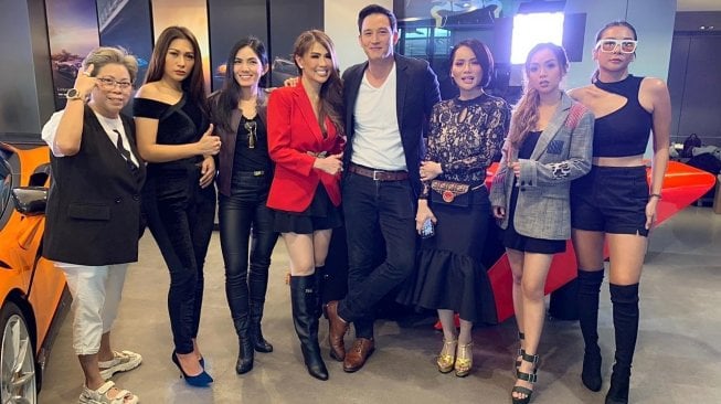 Sejumlah artis terkenal seperti Mike Lewis, Tatat Janeeta dan Meychan jadi model video klip lagu "Pasrah" yang dinyanyikan Helena Lim. [Instagram]