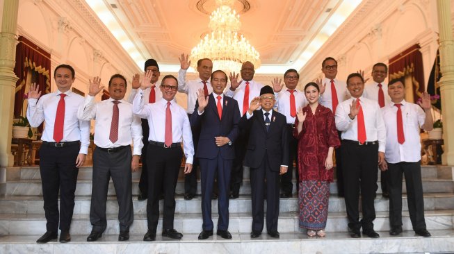 Presiden Joko Widodo (keempat kiri) didampingi Wakil Presiden Ma'ruf Amin (keempat kanan) berfoto bersama calon-calon wakil menteri Kabinet Indonesia Maju sebelum acara pelantikan di Istana Merdeka, Jakarta, Jumat (25/10). [ANTARA FOTO/Akbar Nugroho Gumay]