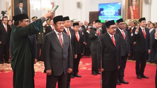 Sejumlah wakil menteri Kabinet Indonesia Maju mengucapkan sumpah saat dilantik di Istana Negara, Jakarta, Jumat (25/10). [ANTARA FOTO/Akbar Nugroho Gumay]