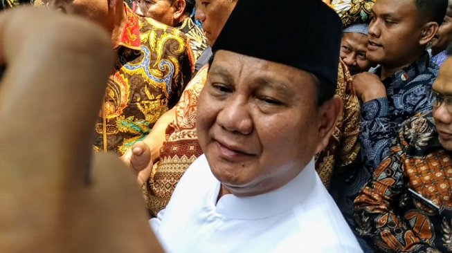 Menteri Pertahanan Prabowo Subianto seusai salat Jumat di Masjid At-Taqwa, Kemenhan. (Suara.com/Yasir).