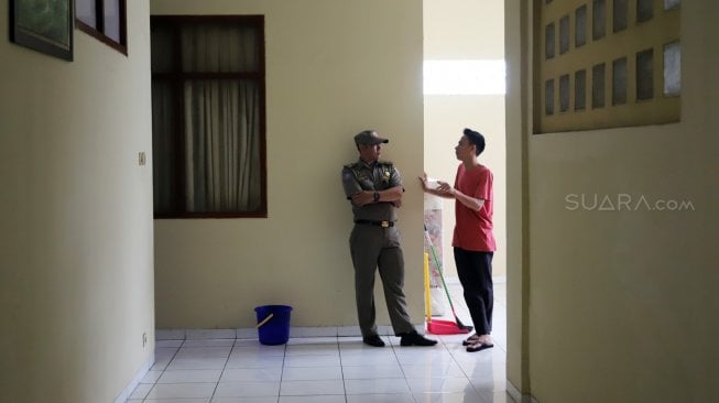 Petugas Satpol PP melakukan pendataan izin penginapan berbasis aplikasi dan rumah kos di kawasan Palmerah, Jakarta, Jumat (25/10). [Suara.com/Arya Manggala]