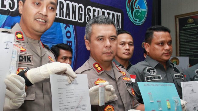 Kapolres Tangerang Selatan Ferdy Irawan (tengah) beserta jajaran memperlihatkan barang bukti narkoba milik pemain sinetron serial "Madun" Ibnu Rahim kepada wartawan di Mapolres Tangerang Selatan, Serpong, Tangerang Selatan, Banten, Kamis (24/10). [ANTARA FOTO/Muhammad Iqbal]