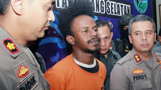 Kapolres Tangerang Selatan AKB Ferdy Irawan (kanan) memperlihatkan pemain sinetron serial "Madun" Ibnu Rahim (tengah) di Mapolres Tangerang Selatan, Serpong, Tangerang Selatan, Banten, Kamis (24/10). [ANTARA FOTO/Muhammad Iqbal]