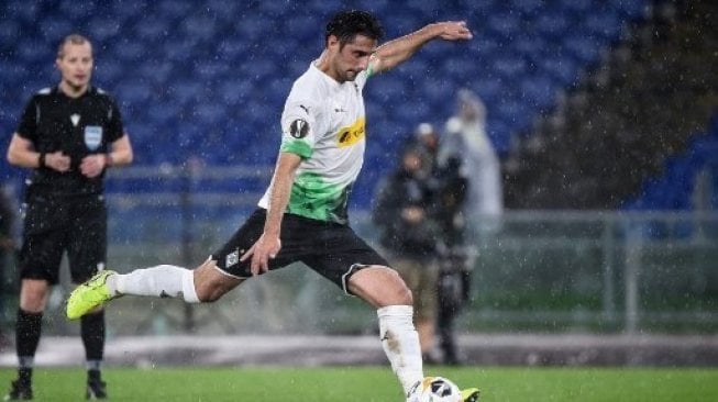 Striker Borussia Moenchengladbach Lars Stindl mencetak gol ke gawang AS Roma dari titik penalti saat laga Liga Europa di Stadion Olimpico. Filippo MONTEFORTE / AFP