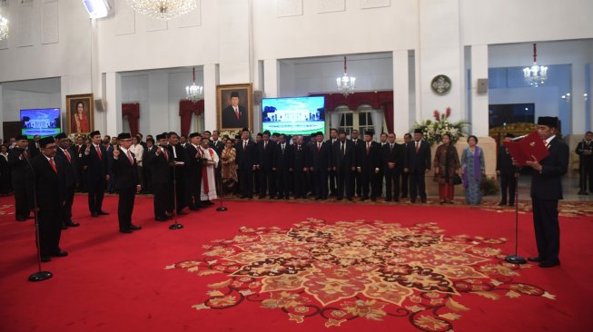 Presiden Joko Widodo (kanan) melantik wakil-wakil menteri Kabinet Indonesia Maju di Istana Negara, Jakarta, Jumat (25/10). [ANTARA FOTO/Akbar Nugroho Gumay]