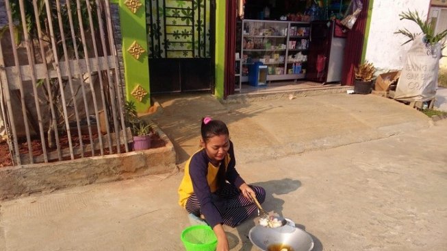 Goreng Kerupuk di Terik Matahari, Sulastri: Garing Sama Kaya Olahan Kompor