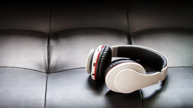 Headphone bluetooth. [Shutterstock]