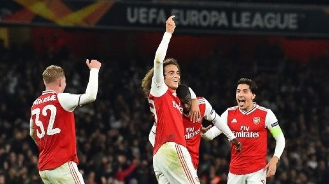 Gelandang Arsenal Nicolas Pepe (kedua kanan) merayakan golnya bersama rekan setimnya saat mengalahkan Vitoria Guimaraes di laga Liga Europa di Emirates Stadium. Glyn KIRK / AFP