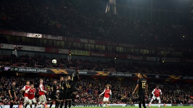 Gelandang Arsenal Nicolas Pepe (kanan) melakukan tendangan bebas dan mencetak gol ke gawang Vitoria Guimaraes dalam laga Liga Europa di Emirates stadium. Glyn KIRK / AFP