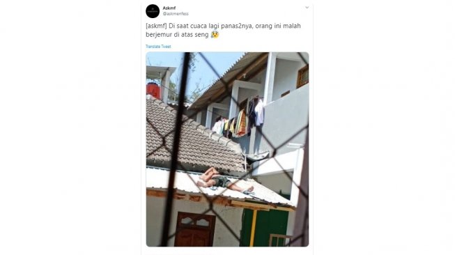 Postingan warganet, aksi lelaki ini di saat cuaca panas bikin heran warganet. [Twitter]