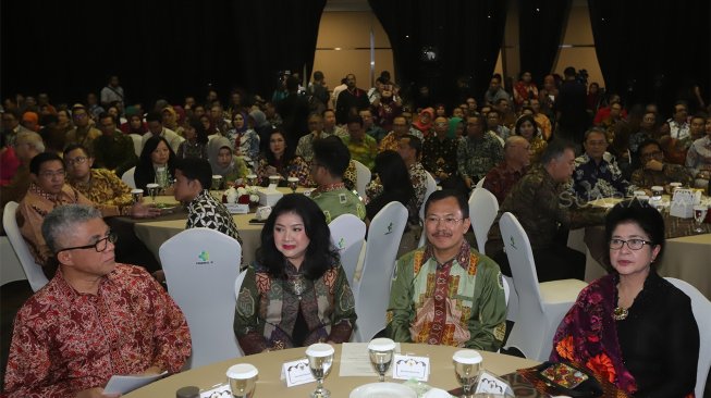 Mantan Menteri Kesehatan, Nila F Moeloek (kanan) bersama Menteri Kesehatan, Terawan Agus Putranto (kedua kanan) bersiap saat menghadiri acara pisah sambut Menteri Kesehatan di Gedung Kementerian Kesehatan, Kuningan, Jakarta Selatan, Kamis (24/10). [Suara.com/Angga Budhiyanto]
   