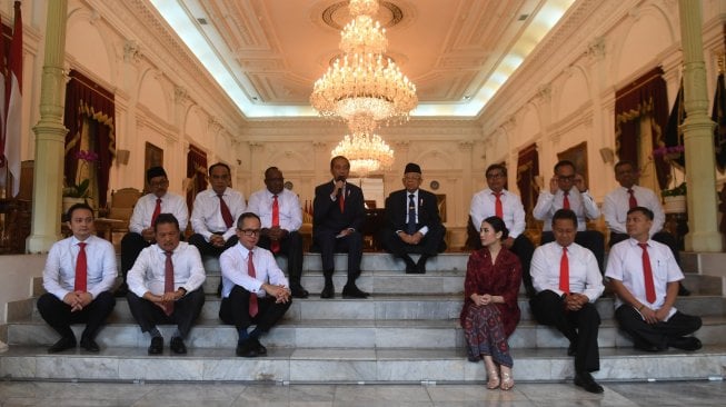 Presiden Joko Widodo (kiri) didampingi Wakil Presiden Ma'ruf Amin (kanan) memperkenalkan calon-calon wakil menteri Kabinet Indonesia Maju sebelum acara pelantikan di Istana Merdeka, Jakarta, Jumat (25/10). [ANTARA FOTO/Akbar Nugroho Gumay]