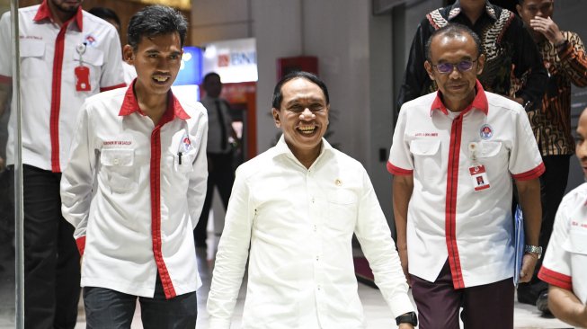 Menpora Zainudin Amali (tengah) didampingi Sesmenpora Gatot S Dewa Broto (kanan) dan Deputi Pengembangan Pemuda Kemenpora Asrorun Niam Sholeh (kiri) bersiap memberikan keterangan pers terkait terpilihnya Indonesia menjadi tuan rumah Piala Dunia U-20 di Kemenpora, Jakarta, Kamis (24/10). [ANTARA FOTO/Hafidz Mubarak A]