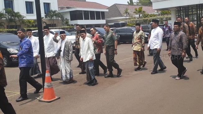 Staf Wakil Presiden Maruf Amin Mendadak Sarungan