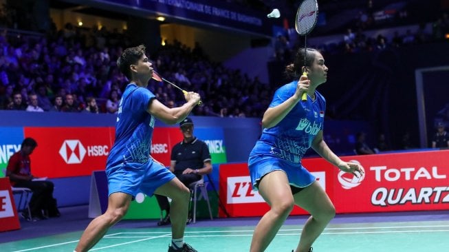 Pasangan ganda campuran Indonesia, Praveen Jordan/Melati Daeva Oktavianti, melaju ke semifinal French Open 2019 usai menaklukkan Dechapol Puavaranukroh/Sapsiree Taerattanachai (Thailand), Jumat (25/10). [Humas PBSI]