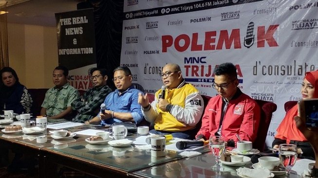 Wakil Sekretaris Jenderal Partai Hanura, Bona Simanjuntak (jaket kuning). (Suara.com/Ria Rizki).