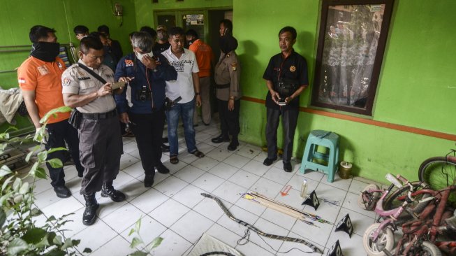 Tim Densus 88 Anti Teror Polri bersama Inafis Polres Metro Bekasi menggeledah rumah tersangka terorisme di Perum Griya Setu Permai, Kabupaten Bekasi, Jawa Barat, Sabtu (26/10). [ANTARA FOTO/Fakhri Hermansyah]