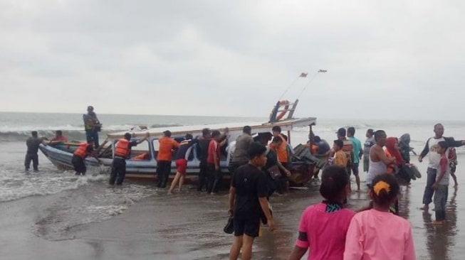 Kapal Pembawa Rombongan Wisata Guru Tenggelam, Satu Penumpang Tewas