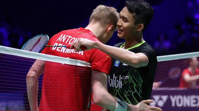 Pebulutangkis tunggal putra Indonesia, Jonatan Christie atau yang akrab disapa Jojo, bersalaman dengan Anders Antonsen (Denmark) usai memenangkan laga perempat final French Open 2019, Jumat (25/10). [Humas PBSI]