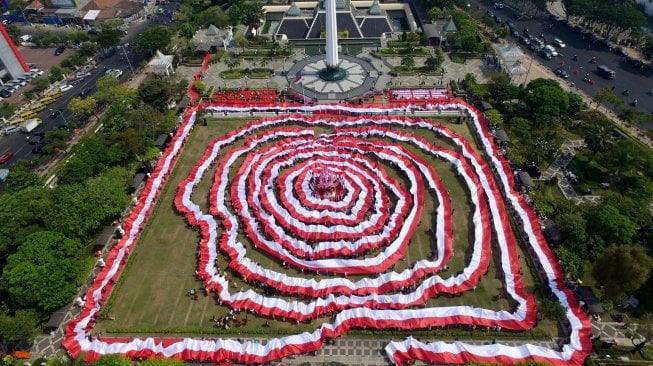 Foto udara Upacara Sumpah Merah Putih yang digelar dalam rangka peringatan Hari Sumpah Pemuda di lapangan Tugu Pahlawan, Surabaya, Jawa Timur, Sabtu (26/10). [ANTARA FOTO/Zabur Karuru]