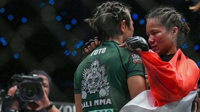 Petarung asal Indonesia Priscilla Hertati Lumban Gaol (kanan) berbincang dengan lawannya petarung asal Myanmar Bozhena Antoniyar (kiri) usai laga ONE Championship-Dawn of Valor kelas Atom (Atomweight) di Istora Senayan, Jakarta, Jumat (25/10). [ANTARA FOTO/M Risyal Hidayat]