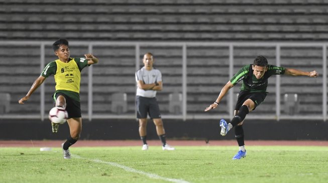 Pemain Timnas U-23 Egy Maulana Vikri (kanan) melakukan tendangan saat mengikuti pemusatan latihan nasional (Pelatnas) di Stadion Madya Gelora Bung Karno, Senayan, Jakarta, Jumat (25/10). [ANTARA FOTO/Hafidz Mubarak A]