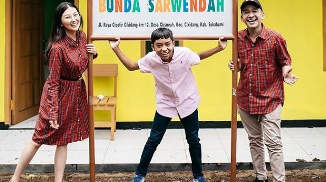 Ruben Onsu bersama Sarwendah dan Betrand Peto meresmikan "Tempat Belajar Bunda Sarwendah" di Sukabumi, Jawa Barat. [Instagram]