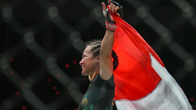 Petarung asal Indonesia Priscilla Hertati Lumban Gaol meluapkan kegembiraan usai mengalahkan lawannya petarung asal Myanmar Bozhena Antoniyar dalam laga ONE Championship-Dawn of Valor kelas Atom (Atomweight) di Istora Senayan, Jakarta, Jumat (25/10). [ANTARA FOTO/M Risyal Hidayat]