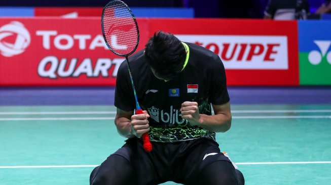 Ekspresi pebulutangkis tunggal putra Indonesia, Jonatan Christie atau yang akrab disapa Jojo, usai menaklukkan Anders Antonsen (Denmark) di babak perempat final French Open 2019, Jumat (25/10). [Humas PBSI]