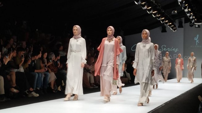 Rancangan Desainer di JFW 2020 Ini Cocok untuk Tampilan Makeup Instan