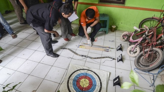 Tim Inafis Polres Metro Bekasi mengamankan alat perlengkapan memanah dari rumah tersangka terorisme di Perum Griya Setu Permai, Kabupaten Bekasi, Jawa Barat, Sabtu (26/10). [ANTARA FOTO/Fakhri Hermansyah]