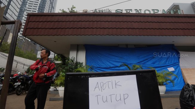 Kondisi Apotik Senopati usai ditabrak mobil di Jalan Senopati Raya, Jakarta, Minggu (27/10). [Suara.com/Angga Budhiyanto]