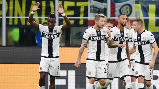 Pemain depan Parma Yann Karamoh merayakan golnya setelah mencetak gol pembuka ke gawang Inter Milan selama pertandingan sepak bola Serie A Italia Inter Milan melawan Parma di Stadion Giuseppe Meazaa, Milan, Italia, Minggu (27/10) dini hari WIB. [Miguel MEDINA / AFP]