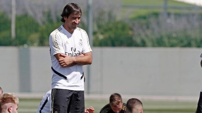 Legenda Real Madrid, Rau Gonzalez, saat memberi arahan kepada pemain Real Madrid Castilla. (Instagram/@raulgonzalez)