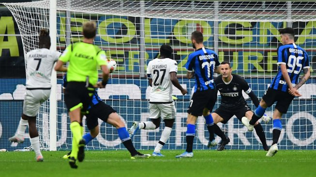 Pemain depan Parma Yann Karamoh mencetak gol pembuka ke gawang Inter Milan selama pertandingan sepak bola Serie A Italia Inter Milan melawan Parma di Stadion Giuseppe Meazaa, Milan, Italia, Minggu (27/10) dini hari WIB. [Miguel MEDINA / AFP]