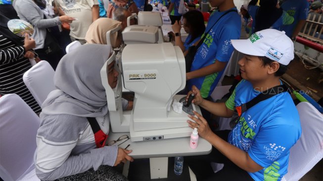 Warga memeriksa mata di area 'car free day' (CFD) di kawasan Bundaran Hotel Indonesia, Jakarta, Minggu (27/10). [Suara.com/Angga Budhiyanto]