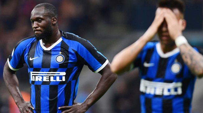 Pemain depan Inter Milan Romelu Lukaku (kiri) dan pemain depan Inter Milan Lautaro Martinez tampak lesu selama pertandingan sepak bola Serie A Italia Inter Milan melawan Parma di Stadion Giuseppe Meazaa, Milan, Italia, Minggu (27/10) dini hari WIB. [Miguel MEDINA / AFP]