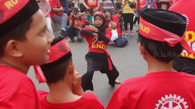 Atraksi pencak silat saat kampanye basmi penyakit polio di area 'car free day' (CFD) Bundaran Hotel Indonesia, Jakarta, Minggu (27/10). [Suara.com/Angga Budhiyanto]