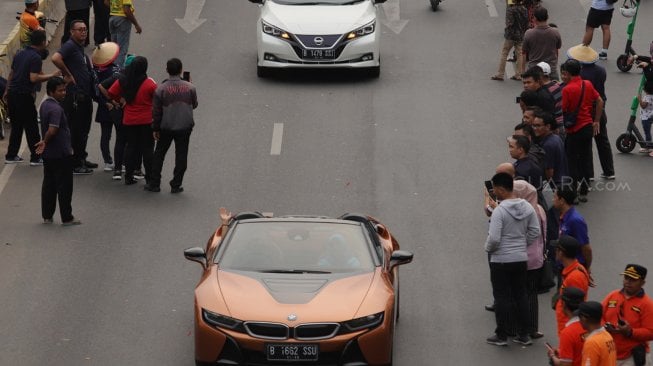 Sejumlah kendaraan listrik melakukan konvoi pada gelaran "Jakarta Langit Biru" dari Bundaran Senayan hingga Bundaran Hotel Indonesia, Jakarta, Minggu (27/10). [Suara.com/Angga Budhiyanto]