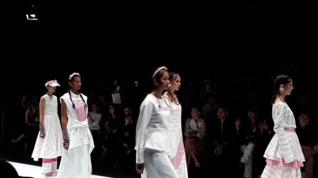 Tities Sapoetra bersama TS the Label unjuk gigi di panggung JFW 2020. (Suara.com/Risna Halidi)