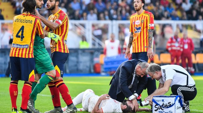 Pemain depan Juventus Gonzalo Higuain bertabrakan dengan kiper Lecce Gabriel selama pertandingan sepak bola Serie A Italia antara Lecce melawan Juventus di Stadio Comunlae Via del Mare, Lecce, Sabtu (27/10). [Alberto PIZZOLI / AFP]