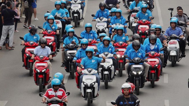 Sejumlah kendaraan listrik melakukan konvoi pada gelaran "Jakarta Langit Biru" dari Bundaran Senayan hingga Bundaran Hotel Indonesia, Jakarta, Minggu (27/10). [Suara.com/Angga Budhiyanto]