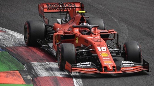 Pembalap Ferrari, Charles Leclerc dalam sesi kualifikasi F1 di GP Meksiko di sirkuit Hermanos Rodriguez, Mexico City, Sabtu 26 Oktober 2019. (ALFREDO ESTRELLA / AFP)