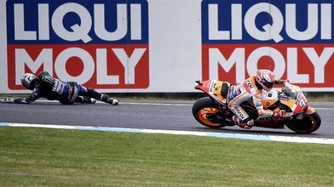 Detik-detik pebalap Monster Energy Yamaha Maverick Vinales terjatuh di lap terakhir balapan MotoGP Australia, Minggu (27/10/2019). (AFP)