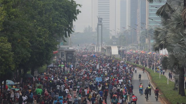 Warga beraktivitas di area 'car free day' (CFD) di kawasan Bundaran Hotel Indonesia, Jakarta, Minggu (27/10). [Suara.com/Angga Budhiyanto]