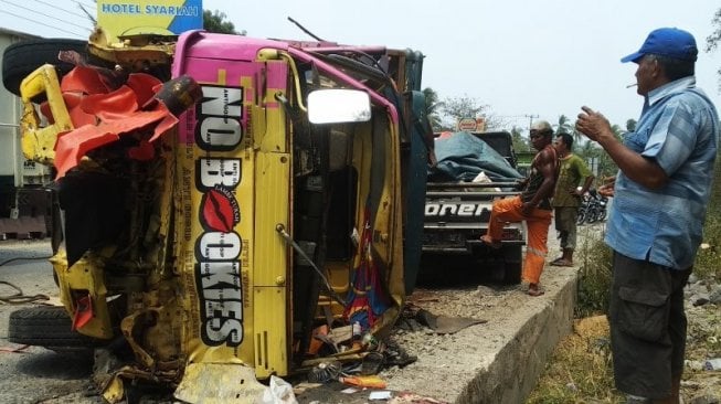 Ditabrak Truk, Suami Istri dan 2 Anaknya Tewas saat Foto Selfie