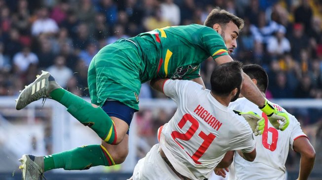 Pemain depan Juventus Gonzalo Higuain bertabrakan dengan kiper Lecce Gabriel selama pertandingan sepak bola Serie A Italia antara Lecce melawan Juventus di Stadio Comunlae Via del Mare, Lecce, Sabtu (27/10). [Alberto PIZZOLI / AFP]